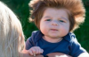 Un bambino con tanti capelli da “orsetto” conquista tutti – FOTOGALLERY